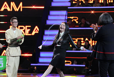 姚晨光脚跳绳笑看姜文“出糗“ 录影被叫阿姨害羞”