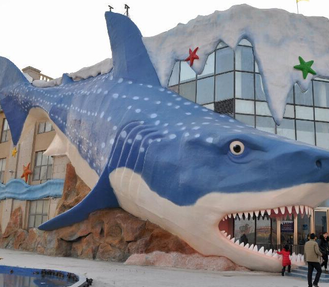 巨型鲨鱼雕塑引游人”