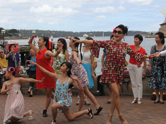 澳华人华侨快闪喜迎羊年新春(图)”