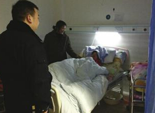 孕妇路边羊水破裂婴儿露出半个头 民警搭临时产房”