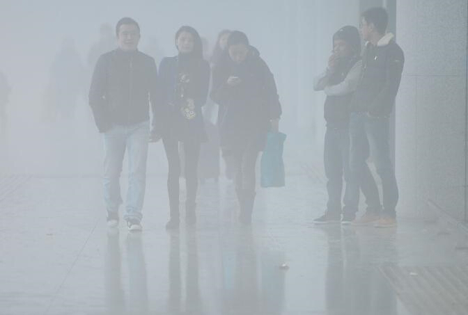 广西南宁展现“朦胧美”行人穿梭迷雾之中”