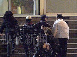 汪峰宴请章子怡父母 与准岳母拉手搂肩亲似一家人”