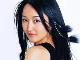 杨钰莹:小时候过年像个男孩 上树下河都干过”