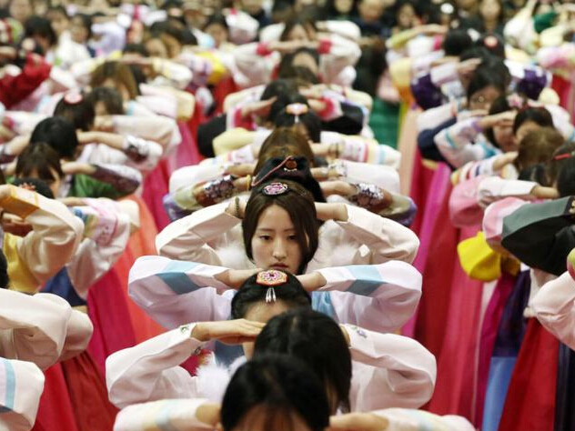 ��������Ů������ͳ��װ�μӳ�����