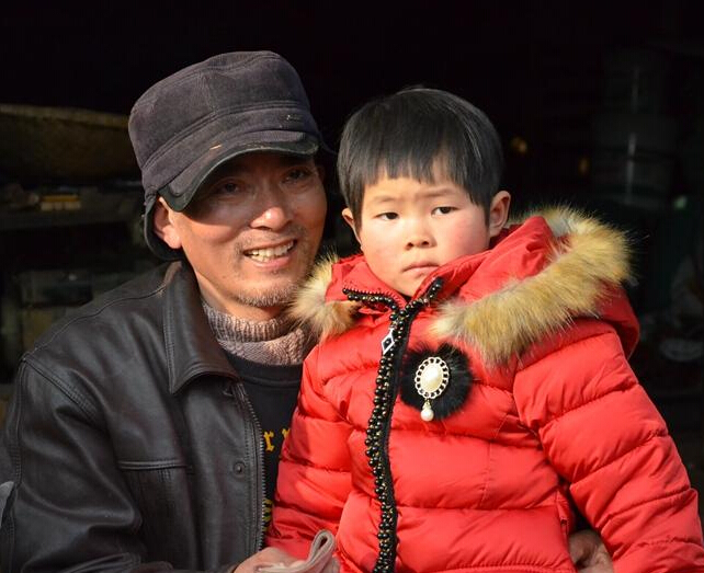 �Ĵ�4��Ůͯ����ĸ���� �����չ˰�������үү��