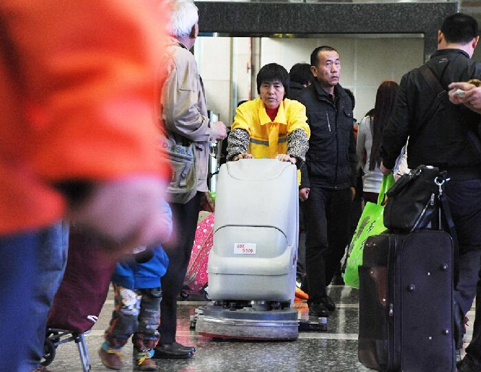 æµ�ڴ���һ�ߵĻ�վ����Ա��