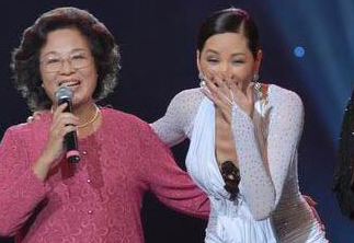 瞿颖携妈妈湖南春晚唱花鼓戏 百变大咖母女神同步”