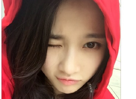 《栀子花开》泰国热拍 张慧雯忙里偷闲品美食(图)”