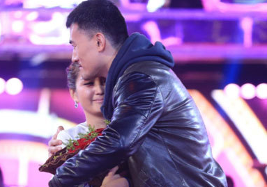 赫子铭现身录影现场表白何洁:你是我的宝(图)”