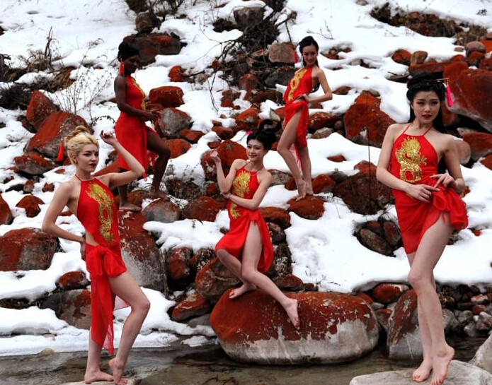 中外模特红石滩和温泉秀风姿”