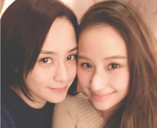 阿娇与赌王女儿何超莲相约闺蜜情人节 自拍美翻”