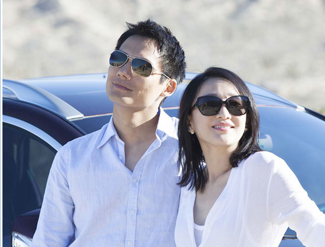 图:周迅国外海滩秀恩爱 和老公赤脚追逐甜蜜熊抱”