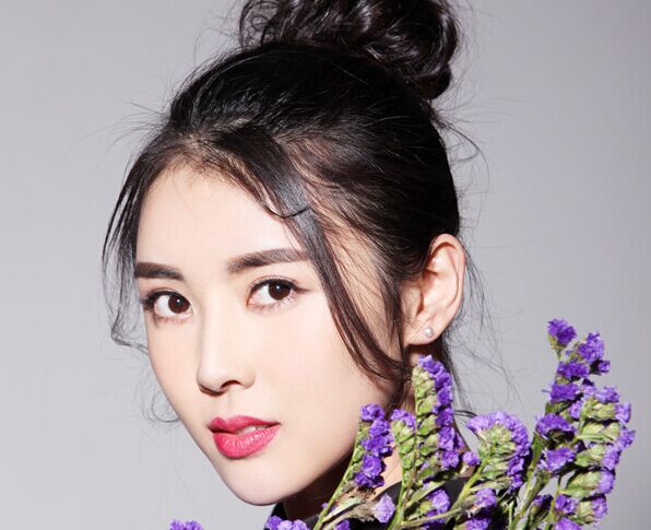 组图:黎一萱手捧花神采飞扬 不惧单身也过情人节”