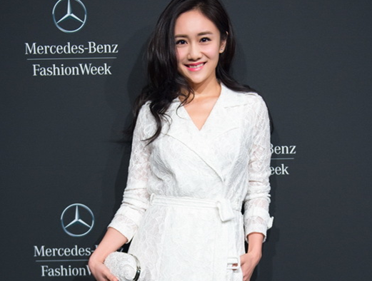 高清:刘芸惊艳亮相纽约时装周 极致演绎摩登优雅”