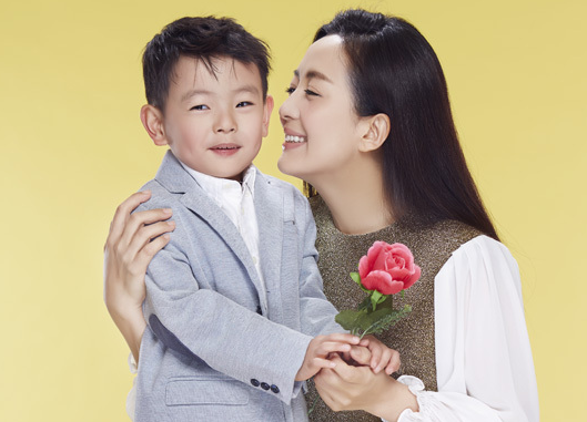 杨童舒携儿子拍情人节写真 小葫芦帅气十足(图)”