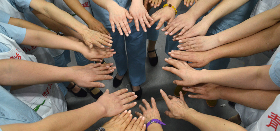 С���Աչʾ�ֲڡ������˺۵�˫��