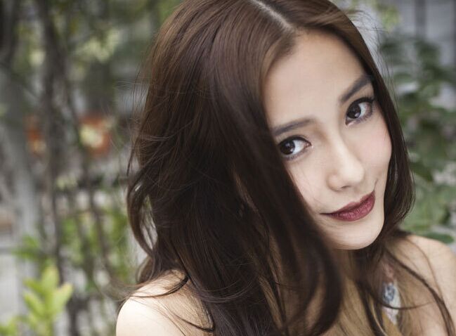 图:Angelababy变身电竞公主 素雅出镜眼神妩媚”