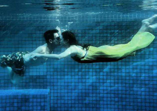 图:应采儿情人节示爱老公陈小春 水下浪漫拥吻”