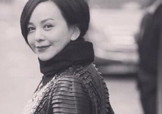 “雪姨”王琳晒回眸一笑照 妩媚如少女(图)”