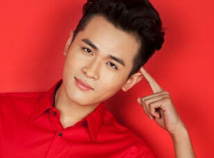 肖镒舟身着红装拍摄写真 喜气洋洋恭贺新春(图)”