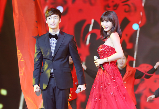 柳岩五套裙装惊艳主持网络春晚 重执话筒优雅大方”