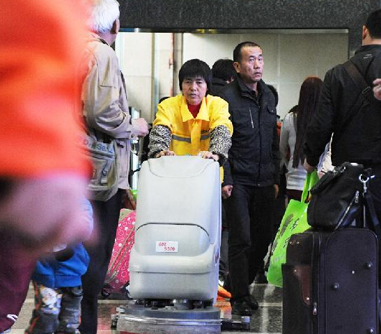 æµ�ڴ���һ�ߵĻ�վ����Ա��