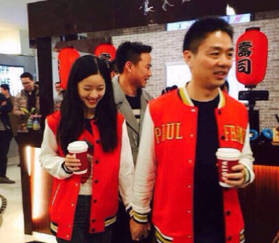 刘强东牵手奶茶妹妹逛商场 秀甜蜜旁若无人(图)”