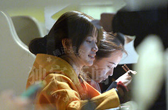 张靓颖做开心“吃货”素颜逛街买家居好贤惠”