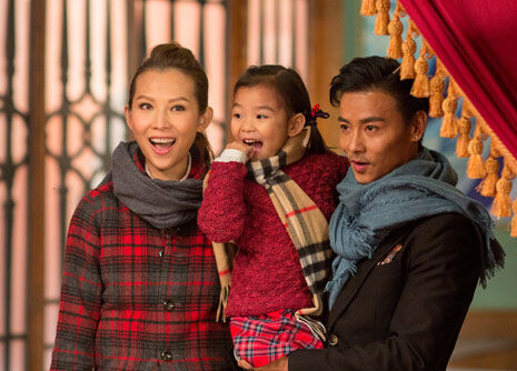 蔡少芬与两女儿露面一家四口甜蜜亲吻很温馨”