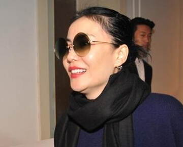 王菲获爱滋润现双下巴被问谢霆锋笑而不答”