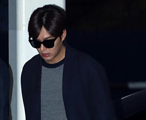 李敏镐藏蓝色大衣扮酷灰上衣条纹裤时尚型男”