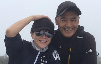 刘嘉玲周润发登山合影梁朝伟被调侃一直在拍照”