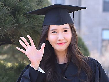 校花别走!“少女时代”允儿毕业穿学士服清纯”