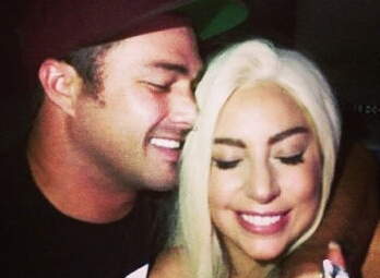 有钱任性!Gaga获男友糖戒指求婚哭着答应”