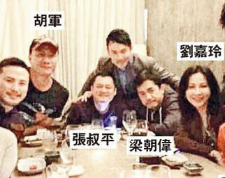 周润发攒饭局玩自拍 钟楚红梁朝伟现身”