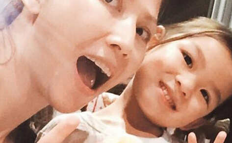 蔡少芬花心思钻研厨艺 开心得到女儿赞赏”