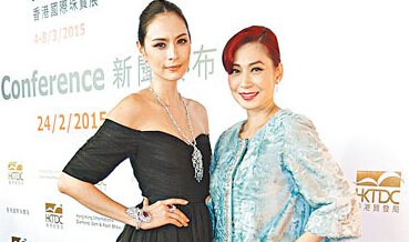 土豪姐!邝美云为三头爱犬设计钻石项链”