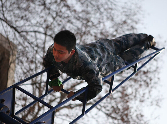 �й�����һ���վ������꺽У ÿ����ǧ��ѧ����