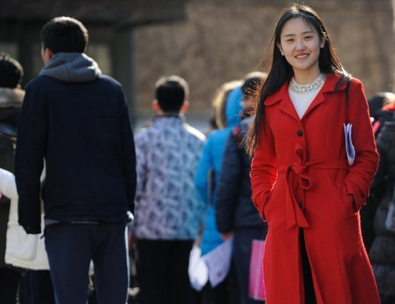 2015高校艺考大幕开启 美女云集”