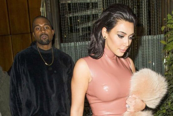 卡戴珊紧身衣尽显身材 韦斯特抚臀秀恩爱”