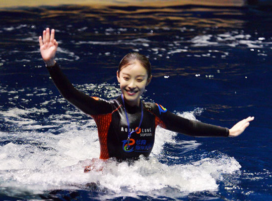 倪妮动作流畅似美人鱼 热吻白鲸上演水上华尔兹”