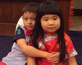 姐姐Grace穿旗袍与表哥聚会 贴面拥抱青梅竹马”