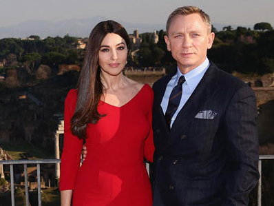 《007:幽灵党》曝片场照 “邦女郎“贝鲁奇红裙抢镜”