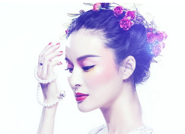 于越时尚靓丽写真曝光 幻彩妆容绽放花样魅力”