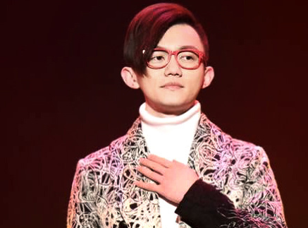 丁克森加拿大华人春晚唱《大海》 展现完美高音”