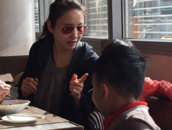 黎姿新年携女儿迪拜度假 网友:素颜也女神(图)”