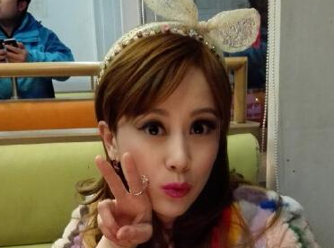 海清深夜秒换造型求投票 冷艳俏皮无缝对接(图)”