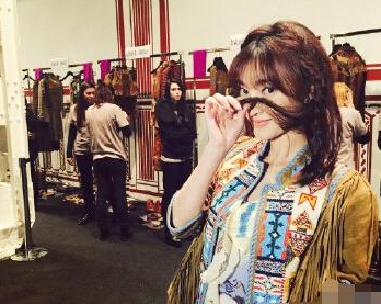 “素颜女神”王丽坤扎“小脏辫” 俏皮甜笑卖萌”