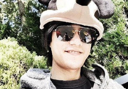 陈坤自称“水瓶怪叔叔” 戴米老鼠造型帽子卖萌”