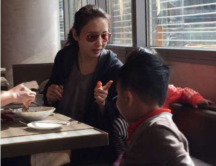 黎姿新年携女儿迪拜度假 网友:素颜也女神(图)”